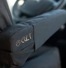 Housse d’accoudoir CULT – Protection & confort nomade